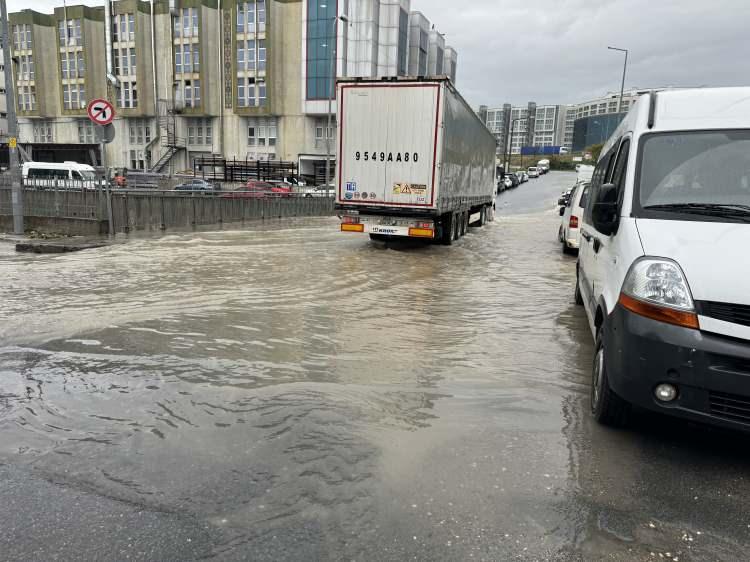 <p>Esenyurt'ta bir sanayi sitesindeki bazı iş yerlerini su basarken, caddede biriken su nedeniyle araçlar güçlükle ilerledi.</p>
<p> </p>