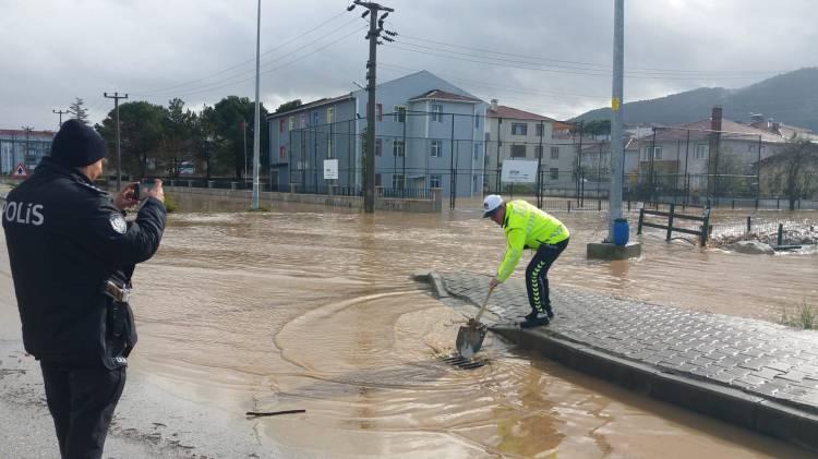 <p>Çanakkale'nin Yenice ilçesinde sağanak nedeniyle İncesu ve Başaklar derelerinin taşması sonucu bazı yollar suyla kaplandı.</p>
<p> </p>