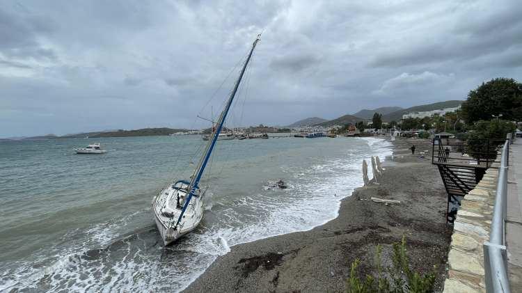 <p>Muğla'nın Bodrum ilçesinde, kuvvetli rüzgar nedeniyle bir yelkenli tekne kıyıya sürüklendi. Karaya oturan ve yan yatan tekne için kurtarma çalışması başlatılacağı öğrenildi.</p>
<p> </p>