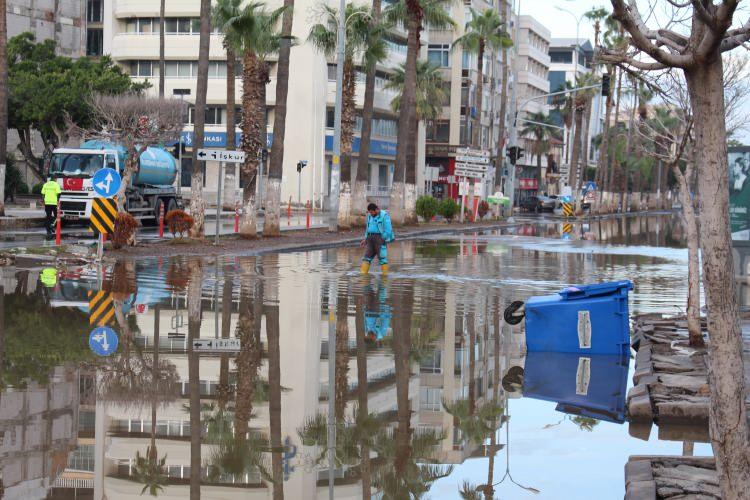 <p>İskenderun'da yağış hayatı olumsuz etkiledi.</p>