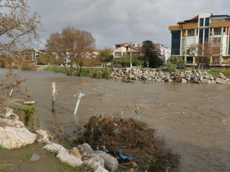 <p>Balıkesir'in Burhaniye ilçesinde, Madra Dağı'ndan gelen derelerin taşıdığı çamurlu su nedeniyle denizin rengi kahverengiye döndü.</p>

<p> </p>
