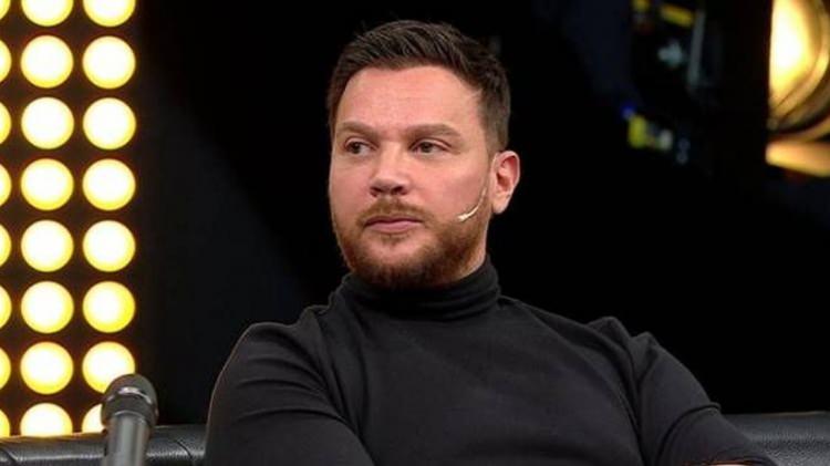 <p>Satın aldım müziğini ve o müzik üzerine söz yazdım" diyen Akçıl, son dönemde birçok futbolcunun parasını kaptırdığı olayla ilgili de şu yorumu yaptı:</p>
<p> </p>
