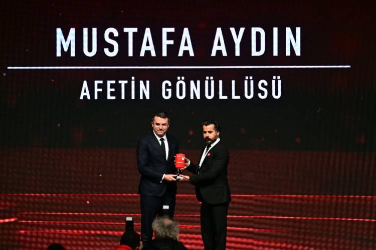 <p>Programda "Afetin Gönüllüsü" ödülünü Mustafa Aydın (sağda) aldı.</p>
