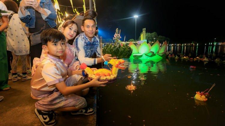 <p><span style="color:rgb(51, 51, 51)">birbirinden renkli el yapımı yüzen fenerlerini sergilendiği festivalde, muz ağacı yaprağı, lotus çiçeği, mum, tütsü kullanılarak yapılan ‘doğaya duyarlı’ tasarımlar dikkat çekti</span></p>
