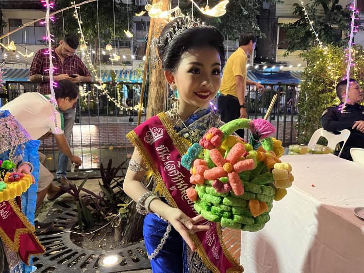 <p><span style="color:rgb(51, 51, 51)">Başkent Bangkok'taki şehir parklarında ve kanal bölgelerinde kurulan festival alanlarına yerli ve yabancı yüzlerce kişi katıldı. Geleneksel kıyafetler giyen Taylandlılar; nehir, göl ve denizlere el yapımı 'krathong' isimli yüzen fenerler bırakıp dilek tuttu.</span></p>
