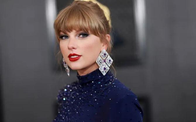 <p>Geçtiğimiz günlerde yayınlanan 2023 yılı Spotify akışları ile birçok ünlü sanatçı, elde ettikleri kazançlar yeniden gündeme geldi. Bu isimler arasında yer alan dünyaca ünlü şarkıcı Taylor Swift'in ise 2023 yılında yalnızca Spotify akışlarından100 milyon doların üzerinde para kazanacağı öğrenildi. Ünlü şarkıcı, sadece Spotify'dan bu yıl 130 milyon dolar kazandı.</p>
