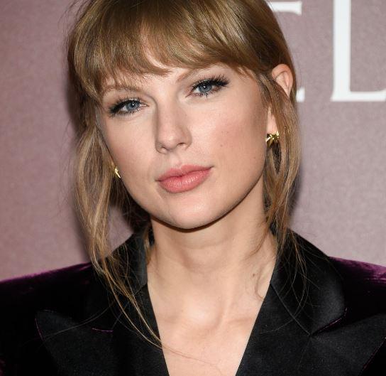 <p><strong>SPOTİFY KAZANCI HESAPLANDI!</strong></p>

<p>Dünya çapında en çok dinlenen sanatçılar arasında yer alan Taylor Swift'in geliri adeta dudak uçuklattı. Variety tarafından bildirilen bilgilere göre yayın başına tahmini ortalama 0,0035 ABD dolar kazanıldığı takdirde bile Taylor Swift, yalnızca dijital olarak dinlenen müzikten Kasım ayına kadar yaklaşık 91,35 milyon ABD doları kazandı.</p>
