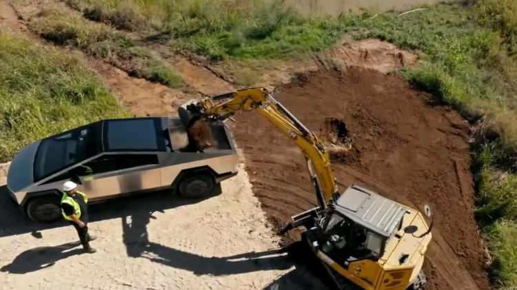 <p>Cybertruck'ın batarya kapasitesi hakkında bilgi verilmezken 250 kW şarj hızını desteklediğiyle 15 dakikalık şarj ile 206 km yol gidebildiği belirtildi.</p>
