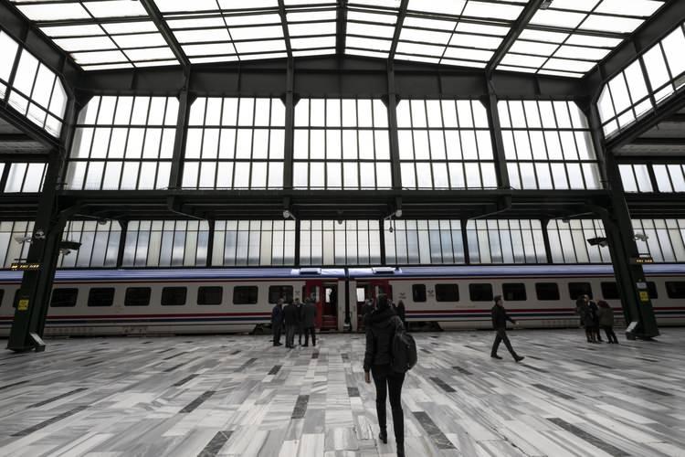 <p>Bu kapsamda, bakanlığın web sitesinde ‘Turistik Doğu Ekspresi’ için bilet satış yetkisi olan seyahat acentelerinin ilan edildiği, bunların dışındaki seyahat acentelerine itibar edilmemesi gerektiği ifade edildi. </p>