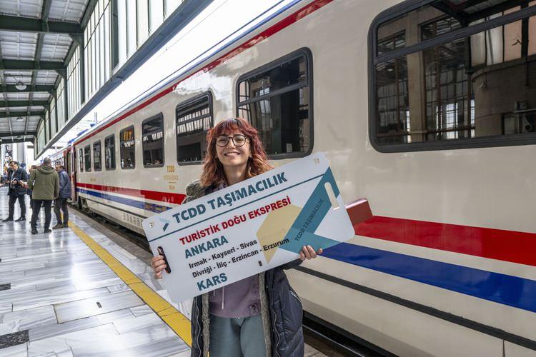 <p>Ayrıca, ‘Turistik Doğu Ekspresi’ için yetkili seyahat acenteleri tur paketlerinde, tura katılanların duruş noktalarının doğal, tarihi ve kültürel yerleri gezmeleri, yeme-içme ihtiyaçları ile Kars’ta konaklamaları gibi ihtiyaçlara göre planladığı ve buna göre fiyat belirledikleri belirtildi.</p>
