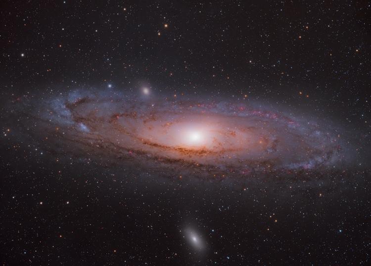 <p>Bilim kurgu filmlerinden sahnelere benzeyen ve insan gözüyle görülmesi imkansız olan kareleri teknolojik ekipmanlar ile fotoğraflayan astrofotoğrafçılar, eşsiz kareler ortaya çıkartıyor.</p>