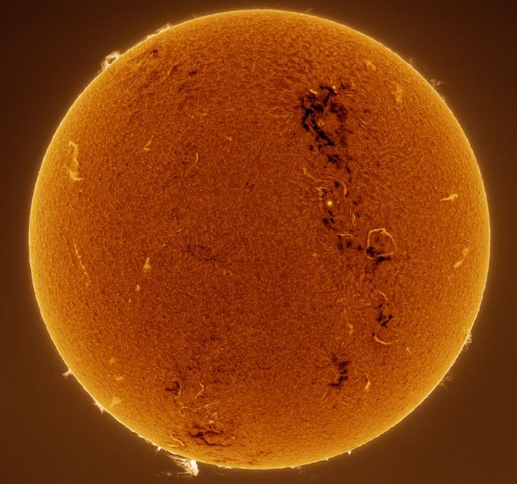<p>Ergün’ün çektiği ve 3'üncülük almaya hak kazanan fotoğrafında büyük bir Güneş patlaması yer alıyor. 500 milimetre lensle çekilen fotoğraf için özel ekipmanlar ve fitreler kullanıldı.</p>