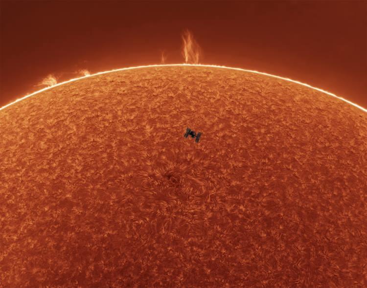 <p>“Güneş fotoğrafım sayesinde üçüncülüğe ulaştım”<br />
Uzayın nadir anlarını görüntüleyen Türk Astrofotoğrafçı Mehmet Ergün, “Uluslararası arenada çektiğim fotoğraflarla birkaç başarıya imza attım. Kazandığım son ödül benim için son derece büyük bir anlam taşıyor.</p>