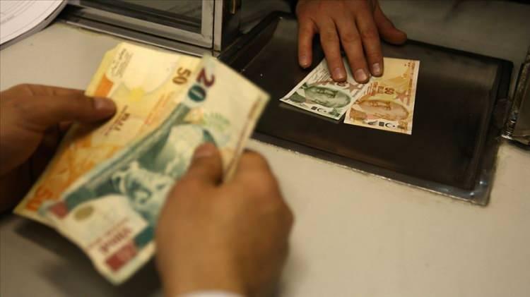 <p>2016’dan beri yıllık olarak belirlenen asgari ücrete yüksek enflasyon dolayısıyla son iki yıldır temmuz ayında ara zam yapıldı.</p>
