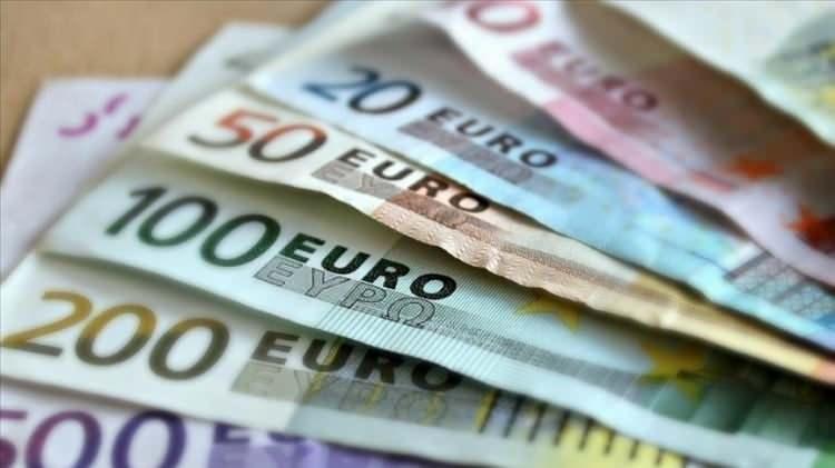 <p>Euro bazında brüt asgari ücret 2022 ocak ayında 328.49, temmuzda 373.57, bu yılın ocak ayında 501.28, temmuz ayında ise 473.69 oldu.</p>