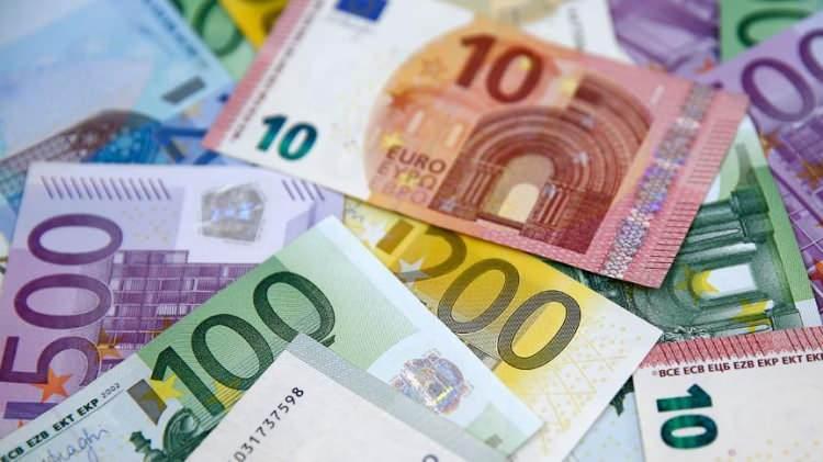 <p>Temmuz ayında yapılan ara zamma rağmen seçim sonrası kurdaki hızlı artış dolayısıyla brüt asgari ücret Euro bazında ocak ayına göre temmuzda yüzde 5.5 oranında azalırken, geçen yılın temmuz ayına göre yüzde 27 oranında arttı.</p>