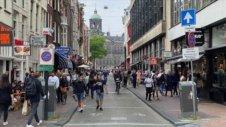 <p><strong>Hollanda: </strong><br />
<br />
2003:1.249<br />
<br />
2023:1.995</p>