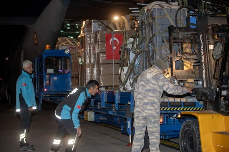 <p>Kuvözler, anestezi cihazları, yenidoğan ventilatörleri, ameliyat masaları, tavan lambaları ve birçok tıbbi cihazın yer aldığı uçağın dönüşte, çoğunluğu çocuklardan oluşan hasta ve refakatçileri tedavileri için Türkiye'ye getirileceğini ifade eden Koca, ilgili üç ülkeyle koordinasyon çalışmalarının yoğun şekilde devam ettiğini kaydetti.</p>