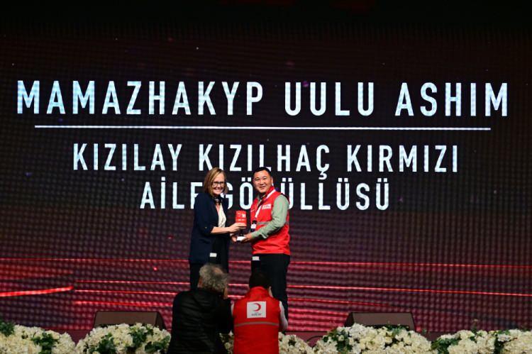 <p>Programda "Kızılay Kızılhaç Kırmızı Aile Gönüllüsü" ödülünü Mamazhakyp Uulu Ashim (sağda) aldı.</p>
