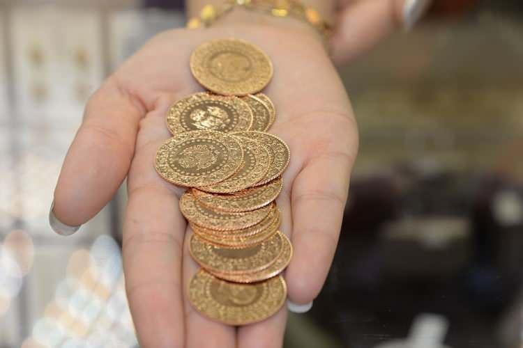 <p>Yılın son çeyreğinde devreye giren jeopolitik gerilim faktörü gümüşü ciddi bir ivme kazandırdı. Spot gümüş ons başına yaklaşık 25 dolara yükselerek temmuz sonundan bu yana görülmeyen bir seviyeye ulaştı ve Kasım ayındaki kazancı yaklaşık yüzde 8,2’ye çıkardı. Çarşamba günü itibariyle gümüş fi yatlarında yılbaşından bu yana artış yüzde 4.13 olarak gerçekleşti. Trading Economics tarafından yapılan tahminlere göre fiyatların önümüzdeki 12 içinde 26.45 dolara çıkması bekleniyor.</p>