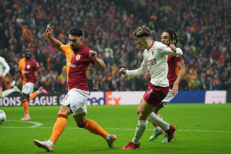 <p>RAMS Park'ta oynanan karşılaşmada iki kez geri düşen Galatasaray, mücadeleyi elden bırakmadı ve güçlü rakibiyle 3-3 berabere kaldı.</p>

