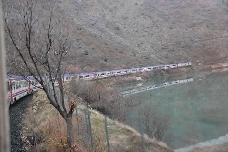 <p>Bakanlıktan yapılan yazılı açıklamada, 'Turistik Doğu Ekspresi' için bilet satış yetkisi olmayan bazı seyahat acentelerinin ‘Doğu Ekspresi’ biletlerini ‘Turistik Doğu Ekspresi’ gibi pazarlamaya çalıştıklarına dikkat çekildi.</p>
