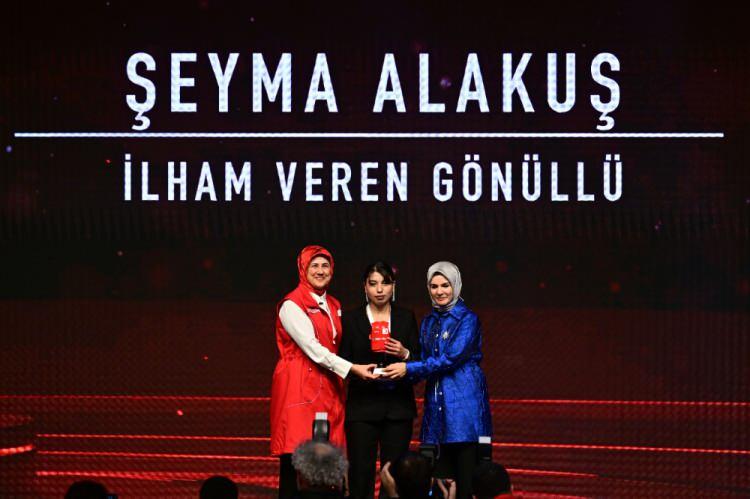 <p><strong>İŞTE ÖDÜL SAHİPLERİ</strong></p>

<p>Programda "İlham Veren Gönüllü" ödülünü Şeyma Alakuş (ortada) Aile ve Sosyal Hizmetler Bakanı Mahinur Özdemir Göktaş (sağda) ve Türk Kızılay Genel Başkanı Fatma Meriç Yılmaz'dan (solda) aldı.</p>
