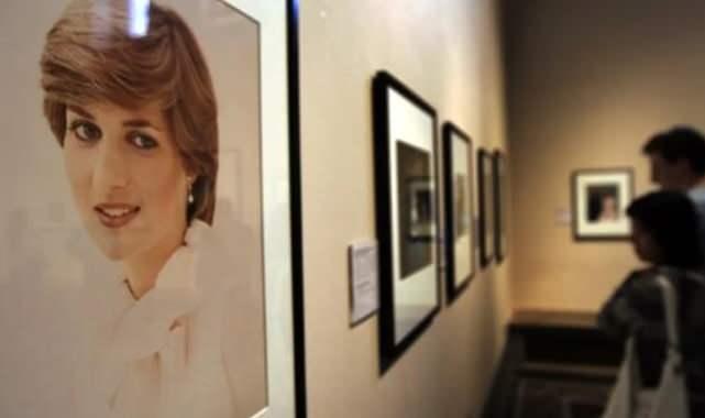 <p><strong>1981'de</strong> nişan portresi çekimi sırasında Galler Prensesi Diana'nın üzerinde olan açık pembe bluzun, <strong>Julien’s Auctions </strong>tarafından düzenlenen bir müzayedede satılacağı öğrenildi.</p>
