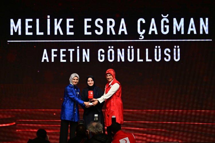 <p>Programda "Afetin Gönüllüsü" ödülünü Melike Esra Çağman (ortada) Aile ve Sosyal Hizmetler Bakanı Mahinur Özdemir Göktaş (solda) ve Türk Kızılay Genel Başkanı Fatma Meriç Yılmaz'dan (sağda) aldı.</p>
