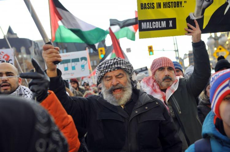 <p>Ottawa'da Filistin'e destek gösterisi</p>

<p> </p>

<p>Kanada'nın başkenti Ottawa'da toplanan yüzlerce kişi, ellerinde pankart ve Filistin bayraklarıyla Filistin'e destek gösterisi düzenledi.</p>

<p> </p>
