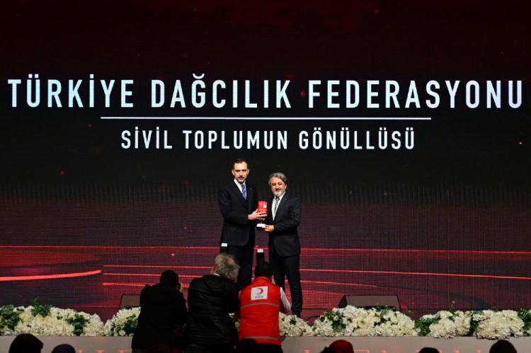 <p>Programda "Sivil Toplumun Gönüllüsü" ödülünü Türkiye Dağcılık Federasyonu adına Ersan Başar (sağda) aldı.</p>
