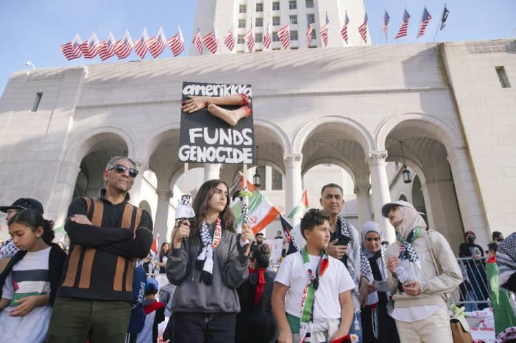 <p><strong>Kaliforniya'da Filistin’e destek gösterisi düzenlendi</strong></p>

<p>Amerika Birleşik Devletleri'nin Kaliforniya eyaletine bağlı Los Angeles kentinde çok sayıda kişi, Filistin'e destek gösterisi için toplandı. Çocukların önderlik ettiği göstericiler, ellerinde bayrak ve pankartlarla Filistin'e destek mesajı verdi.</p>
