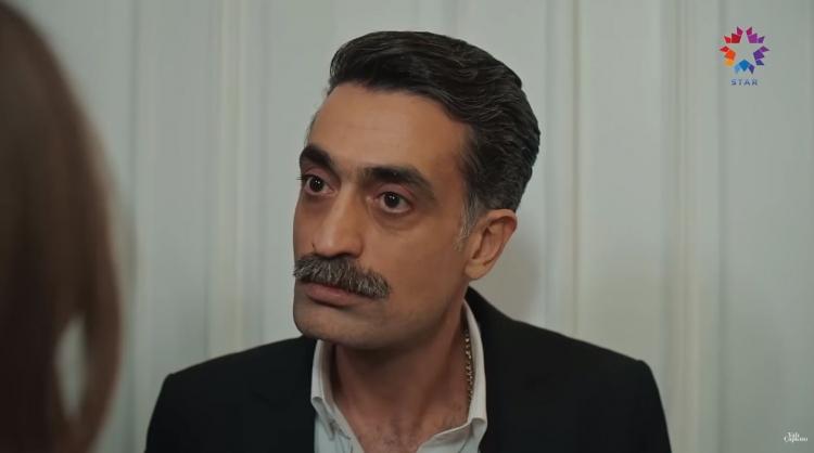 <p>Gaziantepli iki ailenin hayatının anlatıldığı Yalı Çapkını dizisi geçtiğimiz günlerde 48. bölümü ile ekranlardaydı. Dizide kızlarına eziyet eden bir baba figürü olarak bilinen Kazım Ağa karakteri, sonunda hak ettiği sözleri işitti.</p>
