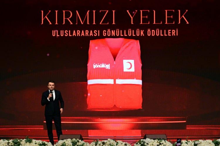 <p>Türk Kızılay tarafından gerçekleştirilen “Kırmızı Yelek Uluslararası Gönüllülük Ödülleri” sahiplerini buldu. </p>

<p>(Afet ve Acil Durum Yönetimi (AFAD) Başkanı Okay Memiş,, Kızılay'ın Haliç Kongre Merkezi’nde düzenlediği "Kırmızı Yelek Uluslararası Gönüllülük Ödülleri" programına katılarak konuşma yaptı.)</p>
