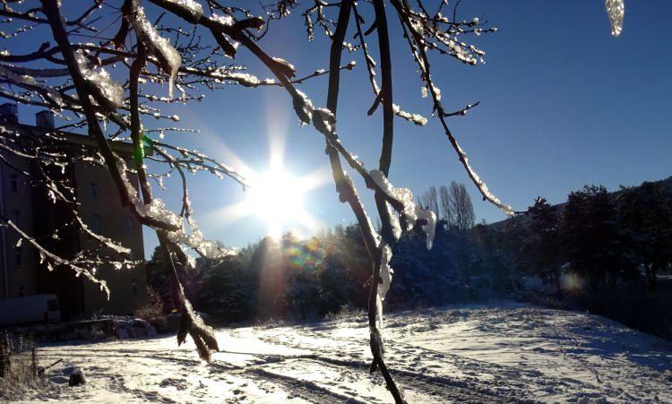 <p>Meteoroloji Genel Müdürlüğ yurt genelinde yağmur, kar ve fırtınaya karşı uyarılarda bulundu. </p>