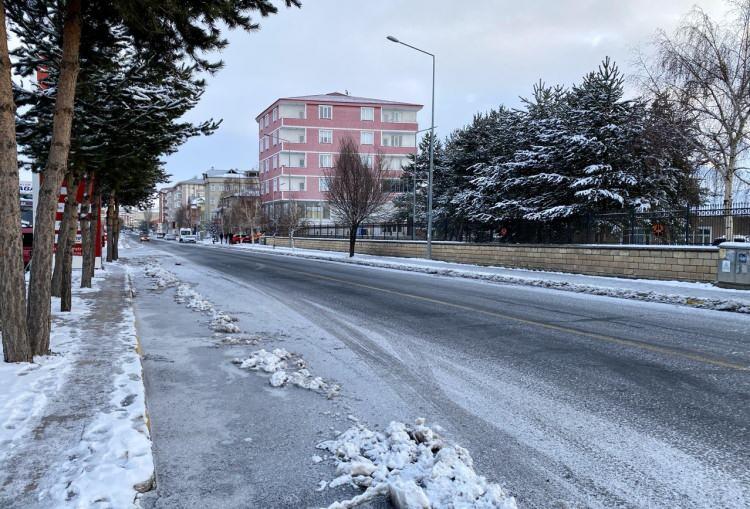 <p>Ardahan'da kar yağışı yerini soğuk havaya bıraktı. Soğuk hava nedeniyle yol ve kaldırımlarda buzlanma oluştu.</p>
<p> </p>