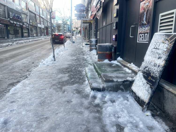 <p>Erzurum'da dün gün içerisinde yoğun şekilde etkili olan kar yağışı, bugün yerini soğuk havaya bıraktı. Kentte yol ve kaldırımlarda buzlanma meydana geldi.</p>
<p> </p>