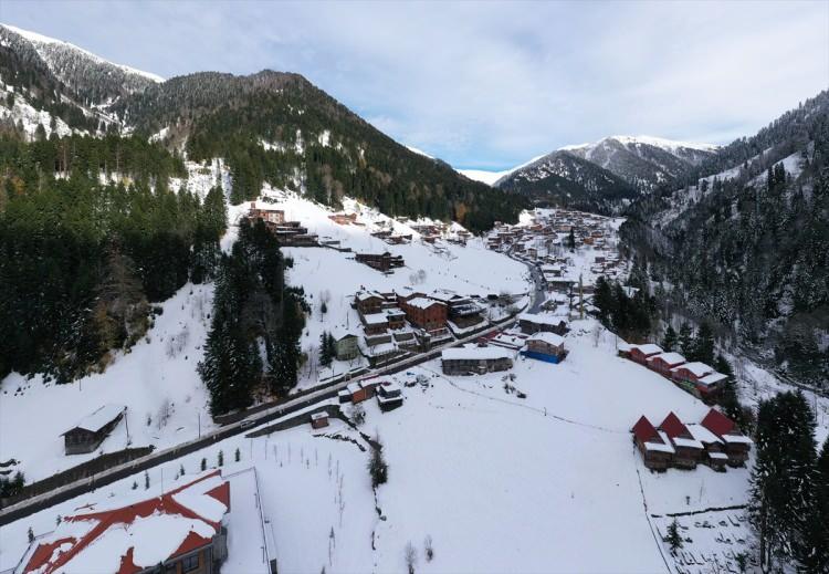 <p>Türkiye'de, "doğa turizmi" denilince akla ilk gelen yerlerden olan, hava sıcaklığının düşmesiyle de son günlerde beyaz örtüyle kaplanan Rize'nin Çamlıhemşin ilçesine bağlı Ayder Yaylası'ndaki turizmciler, kar tatilini tercih eden ziyaretçilerini ağırlamaya başladı.</p>