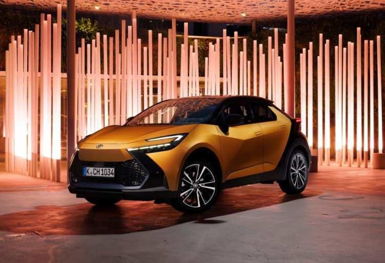 <p><strong>TOYOTA C-HR</strong></p>
