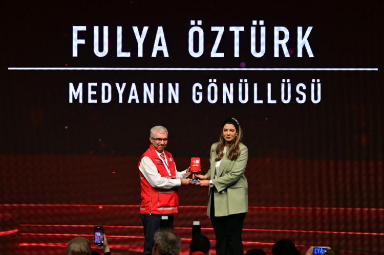 <p>Programda "Medyanın Gönüllüsü" ödülünü gazeteci Fulya Öztürk (sağda) aldı.</p>
