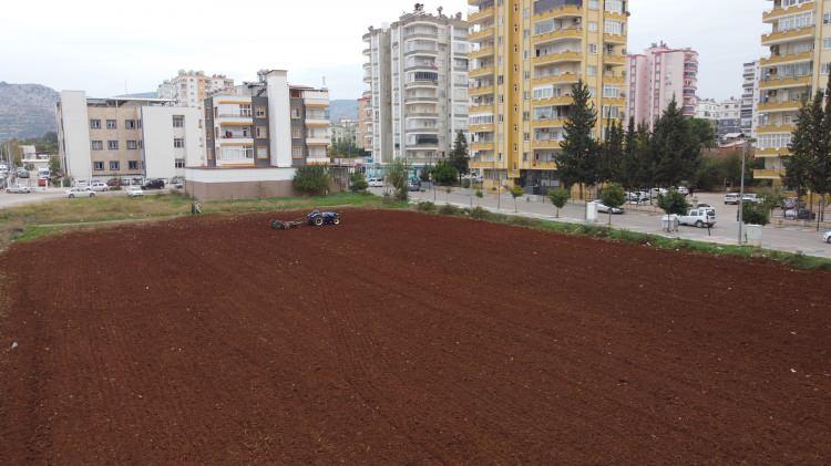 <p>"Buralar hep tarla ve portakal bahçesiydi" diyen Yalçıntaş, “Başka arsam var onları da ekiyorum. Geçen yıl kuraklık nedeniyle verim olmadı, daha önceleri gayet güzeldi. Bu sene mısır, buğday, arpa hiçbiri para etmedi benim portakal bahçemde var. Çiftçilere destek gerek. Ben bunu traktörü yıllık 350 bin TL taksitle aldım. Tarımda teknolojiye ayak uydurmak zorundayız. Bu durumda tüm çiftçiler gibi sıkıntıdayız. Dışarıdan taşıma suyla değirmen dönmez. Gelen ürün de bizim topraklarımızdaki gibi kaliteli değil” ifadelerini kullandı.</p>
