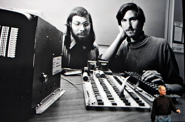 <p>Steve Jobs ve Steve Wozniak tarafından üretilen Apple'ın ilk bilgisayarı Apple Computer, 400 bin dolara satılmıştı..</p>
