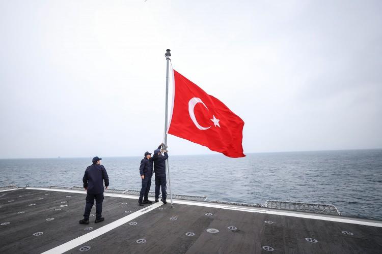 <p>Türkiye'nin ev sahipliğinde NATO, Türk Deniz ve Hava kuvvetleri ile Sahil Güvenlik Komutanlığına bağlı yüzer ve uçar birliklerle çeşitli ülkelerden gözlemcilerin katılımıyla Saros Körfezi'nde düzenlenen "Nusret- 2023 Davet Tatbikatı" devam ediyor.</p>
