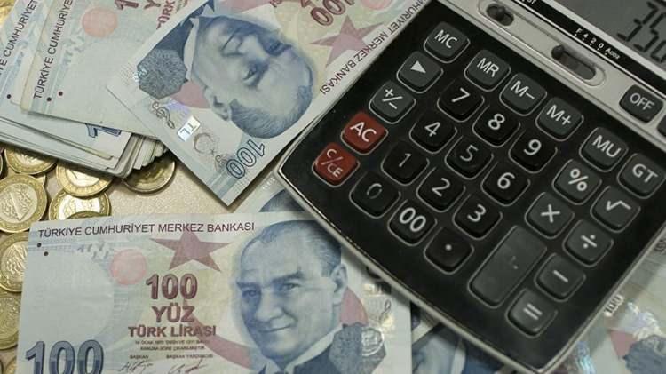 <p><strong>ASGARİ ÜCRET NE ZAMAN AÇIKLANACAK? SÜREÇ NASIL İŞYECEK?</strong></p>
<p>Asgari Ücret Tespit Komisyonu ilk toplantısını 11 Aralık'ta yapacak. Çalışma ve Sosyal Güvenlik Bakanlığı ev sahipliğinde yapılacak bu toplantıda komisyonun çalışma takvimi netleştirilecek. Yeni asgari ücrete ilişkin ilk resmi taleplerin ikinci toplantıda dile getirilmesi bekleniyor. İşçi, işveren arasında hakem olan hükümet belirleyici olarak optimal düzeydeki ücreti Cumhurbaşkanı Recep Tayyip Erdoğan'a sunacak. Aralık ayının son haftasında 4. toplantı sonrası 2024 asgari ücret zammı netleşecek. Asgari ücret zammında kritik aralık yüzde 40-50 olarak ifade ediliyor. Yüzde 40 artarsa 15 bin 962 lira, memura artışın dikkate alınması durumunda yüzde 50 zamla 17 bin 103 liraya çıkacak.</p>