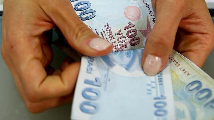 <p><strong>AYLIK ÜCRET FAZLA MESAİ ÜCRETİNİ DE KAPSAYACAK ŞEKİLDE BELİRLENEBİLİR Mİ?</strong></p>
<p>Fazla mesai konusunda istisnalar hariç çalışanın onayı zorunlu. Aylık toplam kaç saat fazla mesai yapılacağının da baştan belirlenmesi zorunluluğu var. İş Kanunu'na göre, bir yıl boyunca yaptırılan fazla mesai toplamı 270 saati geçemiyor. Bir çalışanın günlük çalışma süresinin 11 saatten fazla olmayacağı, gece çalışmaları 7.5 saati geçemiyor. Aylık ücretin içinde belirlenecek fazla mesai ücretinde bu sürelere uygun olarak belirlenmesi gerekiyor. Ücret yabancı para olarak belirlendiyse ödeme günündeki rayice göre Türk Lirası ile ödenebilir.</p>