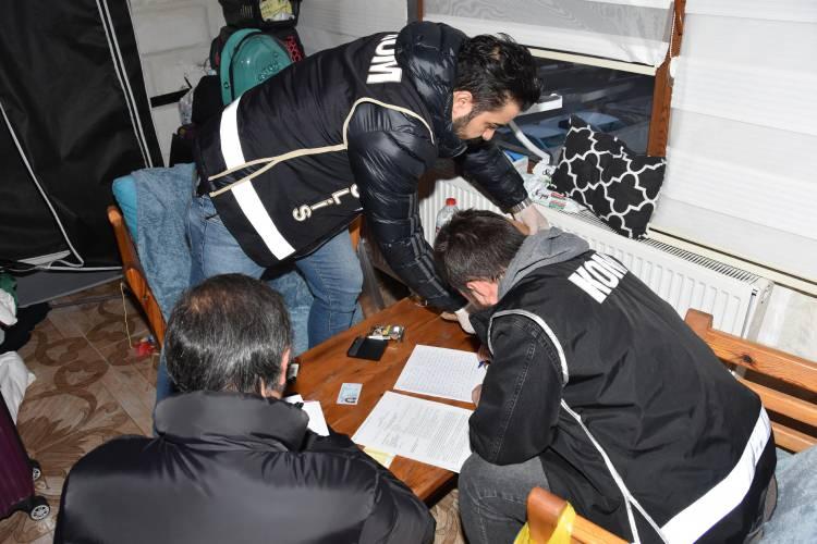 <p>Dolandırıcılık yaptıkları tespit edilen 234 kişinin yakalanmasına yönelik eş zamanlı operasyon düzenlendi. Nevşehir merkezli 76 ilde eş zamanlı düzenlenen operasyonda şüpheliler adreslerinde yakalandı.</p>
