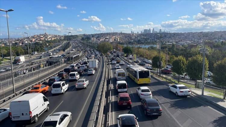 <p>İstanbul Ticaret Üniversitesi Ulaştırma Merkezi Müdürü Prof. Dr. Mustafa Ilıcalı, "Uluslararası navigasyon şirketleri trafik sıkışıklığı konusunda İstanbul'u dünyada ki en büyük 15 metropol arasında 1'inci şehir olarak gösteriyor. Bu da 30 dakikalık sabah pik saatinde evimizden işimize veya okula giderken en az 30 dakika daha koyuyor ve dönüşte de aynı şekilde. Yani 1 saatlik bir yolculuk için 1 saat daha ilave yolculuk yapıyoruz. Daha somut söylemek gerekirse ticari hızımız 10 kilometre saatin altına düşüyor. 10 kilometrenin altına düştüğü zaman bu katlanılabilir bir durum değil. Bu vatandaşı oldukça önemli ölçüde rahatsız ediyor. Fazladan yakıt yakıyoruz, fazladan havayı kirletiyoruz. Sonuç itibari ile buna mutlak suretle çözüm bulunması lazım" diye konuştu.</p>