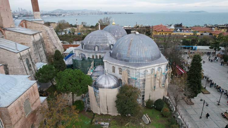 <p>Sarı, "Minarenin 1969 yılında zaten içindeki basamaklar söküldü, elimizde kayıtlar var. Yaklaşık 93 basamağın sökülüp yeniden yapıldığı var. Onla ilgili bir değerlendirme yapacağız. Modelleme yapılıyor minarelerle ilgili. Eğer bir sıkıntı görülürse o minareye gerekli müdahaleler yapılıyor. II. Beyazıt minaresi konsolidasyon amaçlı bakım süresinde olası bir depremi karşılaması için öncelikli bütün etrafı çelik bir yapıyla konsolide edilecek. Ondan sonra minarenin içine girip rahatça bakımını yapacağız" dedi. </p>
<p> </p>