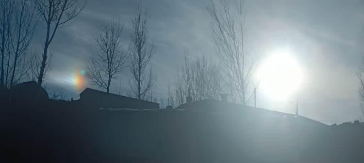 <p><strong>“Yalancı Güneş” nedir</strong></p>

<p>Yalancı güneş, sahte güneş olarak da adlandırılan optik bir atmosfer olayıdır. </p>
