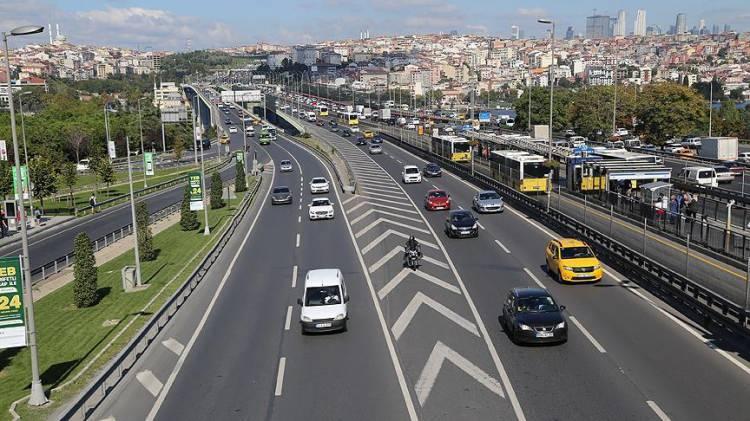 <p>Pandemi döneminde sonra vatandaşların kendilerini güvende hissetmek için özel araç kullanma alışkanlıklarının devam ettiğini söyleyen Ilıcalı, " O trafiği yüzde 30 oranında arttırdı. Ve bu artış devam ediyor. 2 yıl içerisinde bir kat daha özel araç trafiğinde artış oldu." dedi. </p>